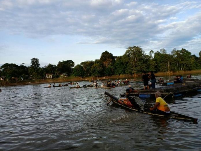 Sejumlah warga Sekadau tengah melaksanakan perang bedil diatas Sungai Sekadau, kemarin. (Abdu Syukri)