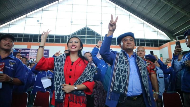 Pasangan calon Gubernur Kalbar Karolin Margret Natasa-Suryadman Gidot.