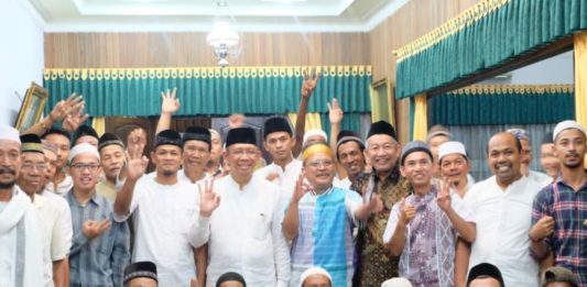 Bersilaturahim dengan Masyarakat Pontianak Barat, Sutarmidji: Midji Norsan masih Unggul Calon Gubernur Kalimantan Barat nomor 3, Sutarmidji bersilaturahim dan berbuka puasa bersama dengan masyarakat Pontianak Barat di kediamannya, Rabu (13/6/28).