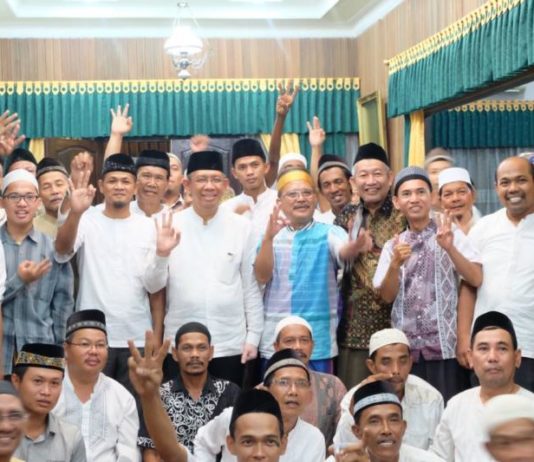 Bersilaturahim dengan Masyarakat Pontianak Barat, Sutarmidji: Midji Norsan masih Unggul Calon Gubernur Kalimantan Barat nomor 3, Sutarmidji bersilaturahim dan berbuka puasa bersama dengan masyarakat Pontianak Barat di kediamannya, Rabu (13/6/28).