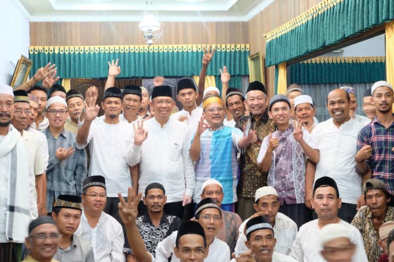 Calon Gubernur Kalimantan Barat nomor 3, Sutarmidji bersilaturahim dan berbuka puasa bersama dengan masyarakat Pontianak Barat di kediamannya, Rabu (13/6/28).