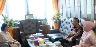Cagub Kalbar Sutarmidji Gelar Open House, Karolin Pun Hadir Bersilatirahim Cagub Kalbar nomor 2, Karolin Margret Natasa hadir untuk bersilaturahim dan mengucapkan selamat Idul Fitri kepada Sutarmidji.