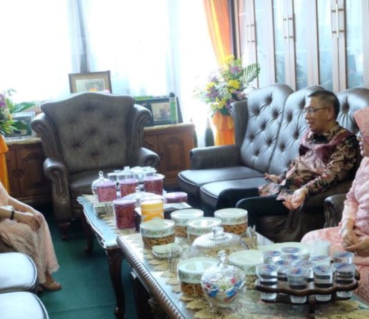 Cagub Kalbar Sutarmidji Gelar Open House, Karolin Pun Hadir Bersilatirahim Cagub Kalbar nomor 2, Karolin Margret Natasa hadir untuk bersilaturahim dan mengucapkan selamat Idul Fitri kepada Sutarmidji.