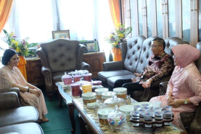 Cagub Kalbar nomor 2, Karolin Margret Natasa hadir untuk bersilaturahim dan mengucapkan selamat Idul Fitri kepada Sutarmidji.