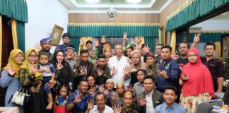 Sutarmidji: Tugas Relawan Mengawal TPS Bertemu dengan relawan di hari kemenangan Idul Fitri 1439 H, Calon Gubernur Kalbar nomor 3, Sutarmidji berpesan agar relawan tetap solid dan bisa mengawal TPS.