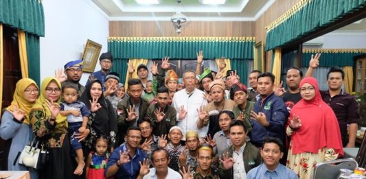 Sutarmidji: Tugas Relawan Mengawal TPS Bertemu dengan relawan di hari kemenangan Idul Fitri 1439 H, Calon Gubernur Kalbar nomor 3, Sutarmidji berpesan agar relawan tetap solid dan bisa mengawal TPS.