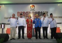 Standing Applause untuk Karolin-Gidot di Debat Publik Tahap Akhir Pasangan calon gubernur dan wakil gubernur Kalbar nomor urut dua, Karolin Margret Natasa dan Suryadman Gidot, mengungguli dua paslon lainnya pada acara Debat Publik Pilkada Kalbar 2018 tahap akhir, yang diadakan KPU Provinsi Kalbar di Hotel Aston Pontianak, Kamis (21/6/2018) sore.