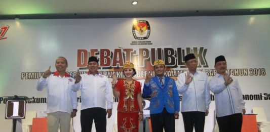 Standing Applause untuk Karolin-Gidot di Debat Publik Tahap Akhir Pasangan calon gubernur dan wakil gubernur Kalbar nomor urut dua, Karolin Margret Natasa dan Suryadman Gidot, mengungguli dua paslon lainnya pada acara Debat Publik Pilkada Kalbar 2018 tahap akhir, yang diadakan KPU Provinsi Kalbar di Hotel Aston Pontianak, Kamis (21/6/2018) sore.