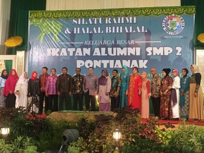 HALAL BIHALAL. IKA SMPN 2 Pontianak saat melaksanakan halal bihalal di Rumah Adat Melayu Pontianak-Gusnadi