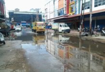 Diguyur Hujan, Jalan Budi Karya Digenangi Air TERGENANG. Jalan Budi Karya tergenang air setelah diguyur hujan seharian, Selasa (26/6) siang—Bangun Subekti/RK