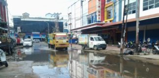 Diguyur Hujan, Jalan Budi Karya Digenangi Air TERGENANG. Jalan Budi Karya tergenang air setelah diguyur hujan seharian, Selasa (26/6) siang—Bangun Subekti/RK