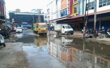 Diguyur Hujan, Jalan Budi Karya Digenangi Air TERGENANG. Jalan Budi Karya tergenang air setelah diguyur hujan seharian, Selasa (26/6) siang—Bangun Subekti/RK