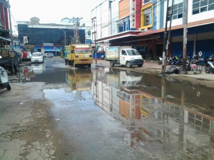 TERGENANG. Jalan Budi Karya tergenang air setelah diguyur hujan seharian, Selasa (26/6) siang—Bangun Subekti/RK