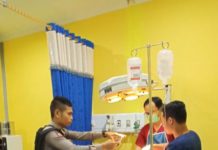 Kepergok Mencuri Sarang Walet, Ucil Nyaris Tewas Dihajar Warga PERTOLONGAN MEDIS. Tim Medis RSUD Sekadau memberikan pertolongan medis kepada Ucil, tersangka pencurian sarang burung walet di Jalan Menterap, Selasa (26/6)--Polisi for RK