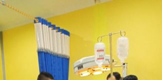 Kepergok Mencuri Sarang Walet, Ucil Nyaris Tewas Dihajar Warga PERTOLONGAN MEDIS. Tim Medis RSUD Sekadau memberikan pertolongan medis kepada Ucil, tersangka pencurian sarang burung walet di Jalan Menterap, Selasa (26/6)--Polisi for RK