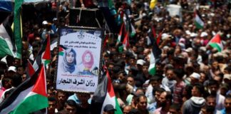 Selamat Jalan Razan al-Najjar ANTAR KORBAN KEBIADABAN ISRAEL. Pemakaman Razan al-Najjar. dw.com