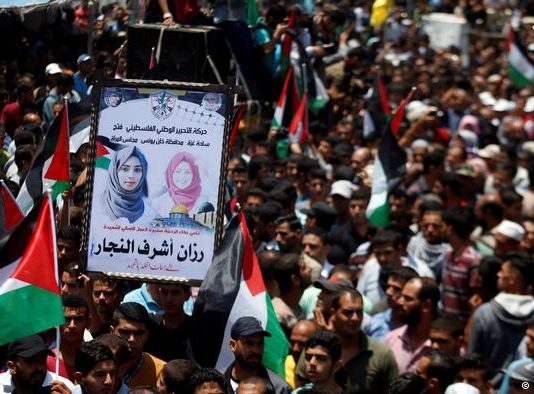 Selamat Jalan Razan al-Najjar ANTAR KORBAN KEBIADABAN ISRAEL. Pemakaman Razan al-Najjar. dw.com