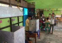Gubernur Baru, Sambas Harus Diperhatikan Bupati Sambas, H Atbah Romin Suhaili Lc menyalurkan hak suaranya dalam Pemilihan Gubernur dan Wakil Gubernur (Pilgub) Kalbar di TPS 04 SD Negeri 21 Desa Tumuk, Kecamatan Sambas, Rabu (27/6). Sairi/Rakyat Kalbar