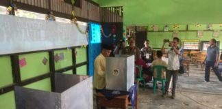 Gubernur Baru, Sambas Harus Diperhatikan Bupati Sambas, H Atbah Romin Suhaili Lc menyalurkan hak suaranya dalam Pemilihan Gubernur dan Wakil Gubernur (Pilgub) Kalbar di TPS 04 SD Negeri 21 Desa Tumuk, Kecamatan Sambas, Rabu (27/6). Sairi/Rakyat Kalbar