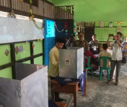 Gubernur Baru, Sambas Harus Diperhatikan Bupati Sambas, H Atbah Romin Suhaili Lc menyalurkan hak suaranya dalam Pemilihan Gubernur dan Wakil Gubernur (Pilgub) Kalbar di TPS 04 SD Negeri 21 Desa Tumuk, Kecamatan Sambas, Rabu (27/6). Sairi/Rakyat Kalbar