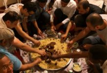 Syukuran Arab Hays LATE DINNER. Makan malam (yang cukup larut/late) bersama mahasiswa Arab Saudi di Hays. Dahlan Iskan