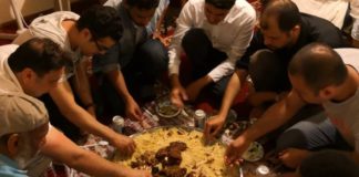Syukuran Arab Hays LATE DINNER. Makan malam (yang cukup larut/late) bersama mahasiswa Arab Saudi di Hays. Dahlan Iskan