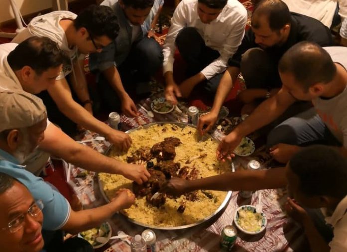 LATE DINNER. Makan malam (yang cukup larut/late) bersama mahasiswa Arab Saudi di Hays. Dahlan Iskan