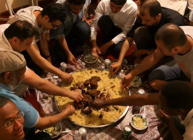 LATE DINNER. Makan malam (yang cukup larut/late) bersama mahasiswa Arab Saudi di Hays. Dahlan Iskan