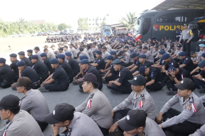 APEL PERGESERAN. Personel Polda Kalbar mengikuti Gelar Apel Pergeseran Pasukan Pengamanan Pilkada Serentak 2018 di lapangan Mapolda Kalbar, Jumat (22/6). Humas Polda Kalbar for RK