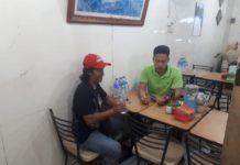 Pelaku Fitnah Serahkan Diri DIPERIKSA. TR (kiri) ketika bertemu Kaoolres Sekadau di salah satu rumah makan di Kota Pontianak, Senin (4/6) malam. Polisi for RK