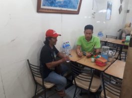 DIPERIKSA. TR (kiri) ketika bertemu Kaoolres Sekadau di salah satu rumah makan di Kota Pontianak, Senin (4/6) malam. Polisi for RK