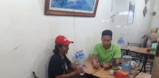 Pelaku Fitnah Serahkan Diri DIPERIKSA. TR (kiri) ketika bertemu Kaoolres Sekadau di salah satu rumah makan di Kota Pontianak, Senin (4/6) malam. Polisi for RK