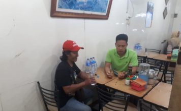 Pelaku Fitnah Serahkan Diri DIPERIKSA. TR (kiri) ketika bertemu Kaoolres Sekadau di salah satu rumah makan di Kota Pontianak, Senin (4/6) malam. Polisi for RK