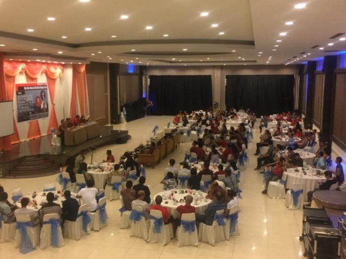 DIALOG. Suasana dialog bertemakan ‘Pembangunan Nasional yang Berkelanjutan di Tengah Dinamika Pemilu 2019’ yang digelar di Hotel Star Pontianak, Minggu malam (10/6). Nova Sari-RK