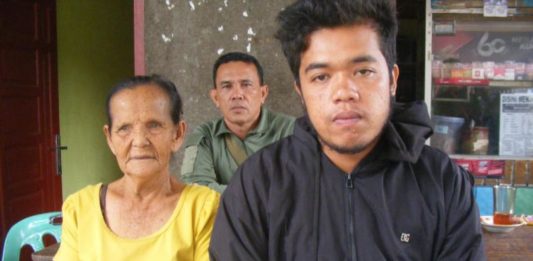 Selamat setelah Lepas dari Pegangan Penumpang Lain yang Cari Selamat MASIH TRAUMA. Korban selamat Heri Nainggolan di rumah keluarga di Panetonga, Simanlungun. Adi-Metro Siantar