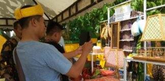 Kerajinan Khas Sambas Diminati Wisatawan KERAJINAN KHAS. Galeri Muare Ulakkan di Istana Alwatzikhoebillah Kesultanan Sambas menampilkan berbagai kerajinan khas Kabupaten Sambas, Selasa (19/6), menjadi tujuan warga mengisi libur Hari Raya Idulfitri 1439 Hijriah. Sairi/Rakyat Kalbar