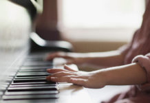 Bunda, Simak Manfaat Ajaib Bermain Piano Bagi Anak