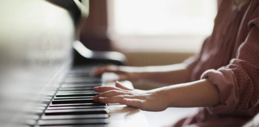 Bunda, Simak Manfaat Ajaib Bermain Piano Bagi Anak