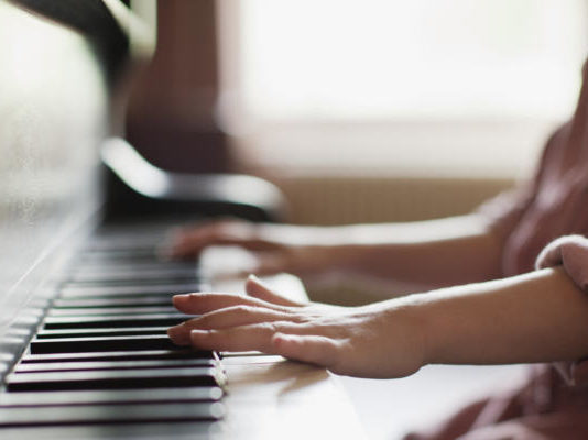 Bunda, Simak Manfaat Ajaib Bermain Piano Bagi Anak