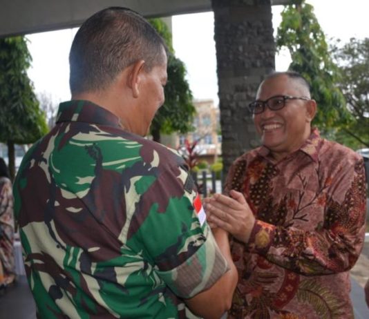 Mari Saling Memaafkan di Hari Kemenangan SILATURAHMI. Bupati Kubu Raya, H Rusman Ali menghadiri silaturahmi Idul Fitri 1439 Hijriah ke rumah Pj Gubernur Kalbar, Dodi Riyadmadji serta ke kediaman Kapolda Kalbar, Irjen Pol Didi Haryono dan Pangdam XII/Tanjungpura Mayjen TNI Achmad Supriyadi. Humas for Rakyat Kalbar