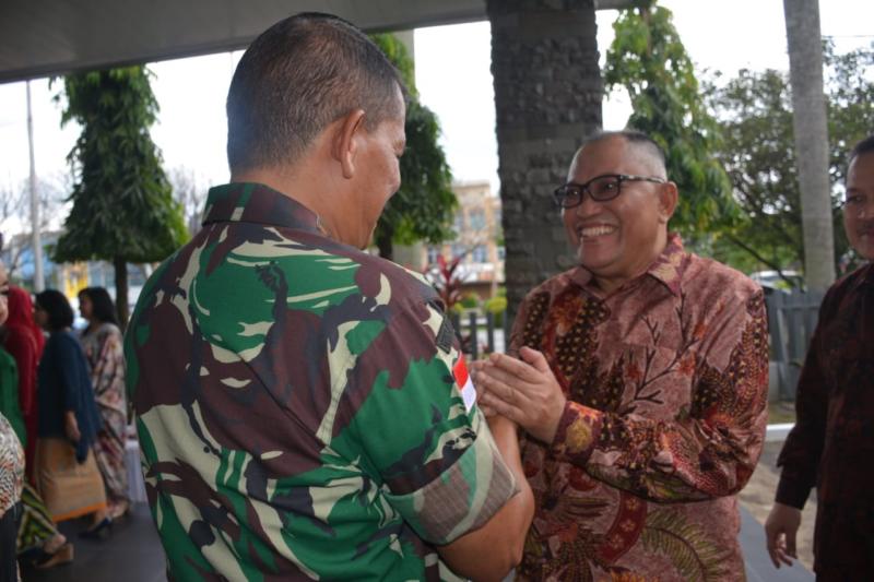 SILATURAHMI. Bupati Kubu Raya, H Rusman Ali menghadiri silaturahmi Idul Fitri 1439 Hijriah ke rumah Pj Gubernur Kalbar, Dodi Riyadmadji serta ke kediaman Kapolda Kalbar, Irjen Pol Didi Haryono dan Pangdam XII/Tanjungpura Mayjen TNI Achmad Supriyadi. Humas for Rakyat Kalbar