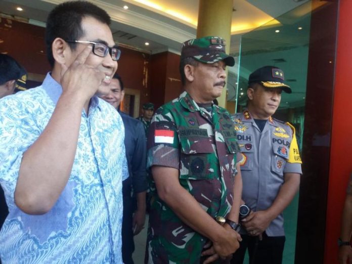 WAWANCARA. Pangdam XII/Tpr, Mayjen TNI Achmad Supriyadi Kapolda Kapolda Kalbar Irjen Pol. Didi Haryono dan Ketua KPU Kalbar Ramdan ketika diwawancara awak media di Gedung Pontianak Convencion Center, Selasa, (20/6). Andi Ridwansyah-RK