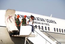 Bawa Api dalam Pesawat Pakai Negosiasi, Dijaga bak Hidup-Mati SANG LEGENDA MENENTENG API LEGENDA. Susi Susanti menenteng tinder berisi api Asian Games di depan pintu pesawat terbang milik TNI AU yang mendarat di Bandara Adisutjipto Jogjakarta. Valentina Sitorus-Radar Jogja