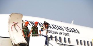 Bawa Api dalam Pesawat Pakai Negosiasi, Dijaga bak Hidup-Mati SANG LEGENDA MENENTENG API LEGENDA. Susi Susanti menenteng tinder berisi api Asian Games di depan pintu pesawat terbang milik TNI AU yang mendarat di Bandara Adisutjipto Jogjakarta. Valentina Sitorus-Radar Jogja