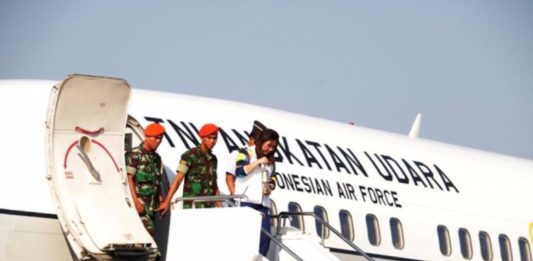 Bawa Api dalam Pesawat Pakai Negosiasi, Dijaga bak Hidup-Mati SANG LEGENDA MENENTENG API LEGENDA. Susi Susanti menenteng tinder berisi api Asian Games di depan pintu pesawat terbang milik TNI AU yang mendarat di Bandara Adisutjipto Jogjakarta. Valentina Sitorus-Radar Jogja