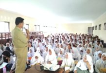 Hapus Perpeloncoan, Guru Jadi Pemateri MPLS. Para siswa-siswi baru di SMK Negeri 4 Pontianak mengikuti masa pengenalan lingkungan sekolah, Senin (9/7). Suci Nurdini Setiowati-RK
