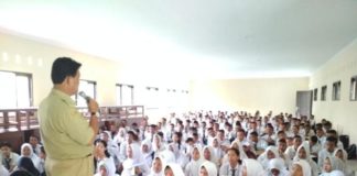 Hapus Perpeloncoan, Guru Jadi Pemateri MPLS. Para siswa-siswi baru di SMK Negeri 4 Pontianak mengikuti masa pengenalan lingkungan sekolah, Senin (9/7). Suci Nurdini Setiowati-RK