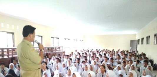 Hapus Perpeloncoan, Guru Jadi Pemateri MPLS. Para siswa-siswi baru di SMK Negeri 4 Pontianak mengikuti masa pengenalan lingkungan sekolah, Senin (9/7). Suci Nurdini Setiowati-RK