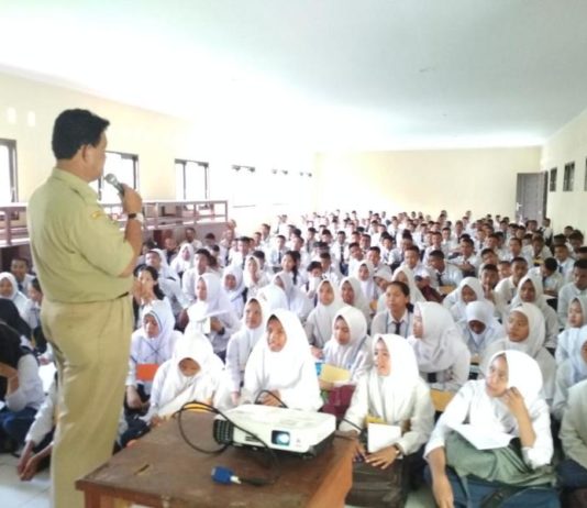 Hapus Perpeloncoan, Guru Jadi Pemateri MPLS. Para siswa-siswi baru di SMK Negeri 4 Pontianak mengikuti masa pengenalan lingkungan sekolah, Senin (9/7). Suci Nurdini Setiowati-RK