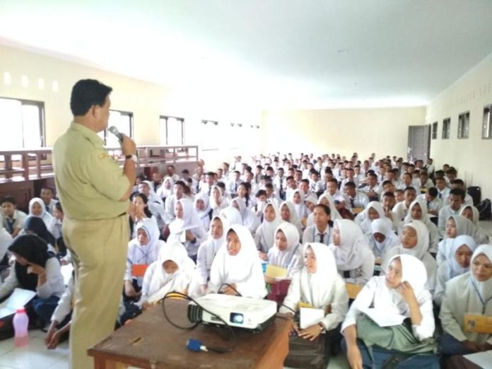 MPLS. Para siswa-siswi baru di SMK Negeri 4 Pontianak mengikuti masa pengenalan lingkungan sekolah, Senin (9/7). Suci Nurdini Setiowati-RK